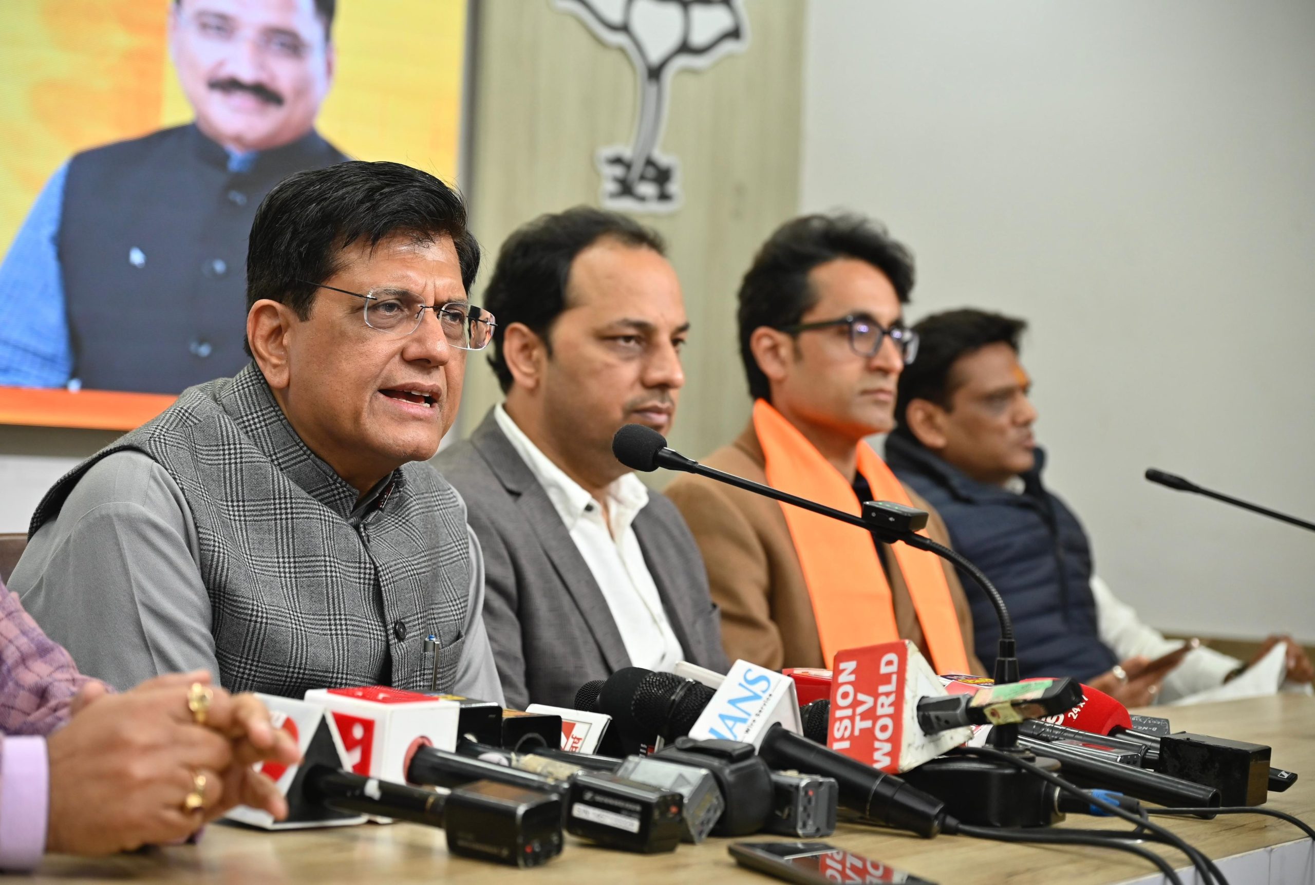 पीयूष गोयल ने आम आदमी पार्टी सरकार पर दिल्ली के लोगों को आवश्यक सुविधाओं से वंचित रखने का आरोप लगाया
