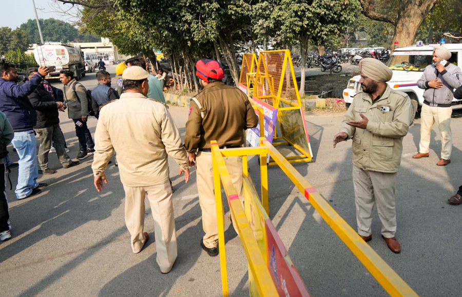 अमरीका से 100 से अधिक अवैध भारतीय-अप्रवासियों का एक जत्‍था आज स्‍वदेश लौटेगा