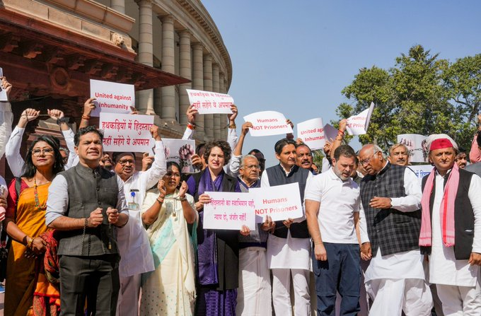 अमरीका से भारतीय नागरिकों को वापस भेजे जाने के मुद्दे पर कांग्रेस और सपा सांसदों ने किया संसद के बाहर विरोध प्रदर्शन