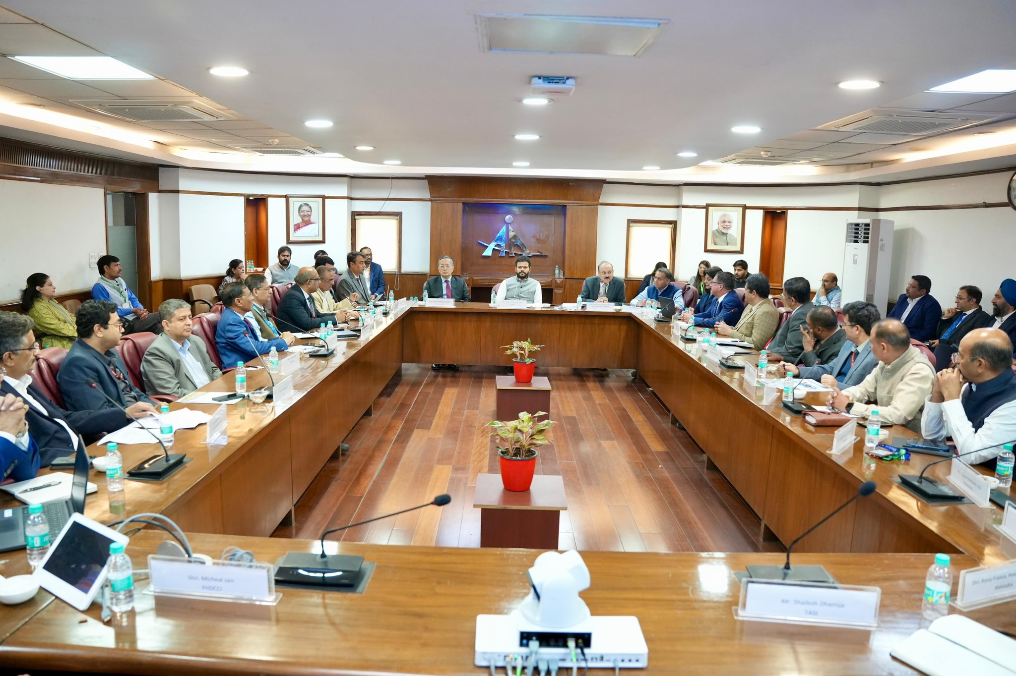 नागर विमानन मंत्री राम मोहन नायडू ने विमान-उपकरण विनिर्माण कार्यो की समीक्षा के लिए उच्च-स्तरीय बैठक की