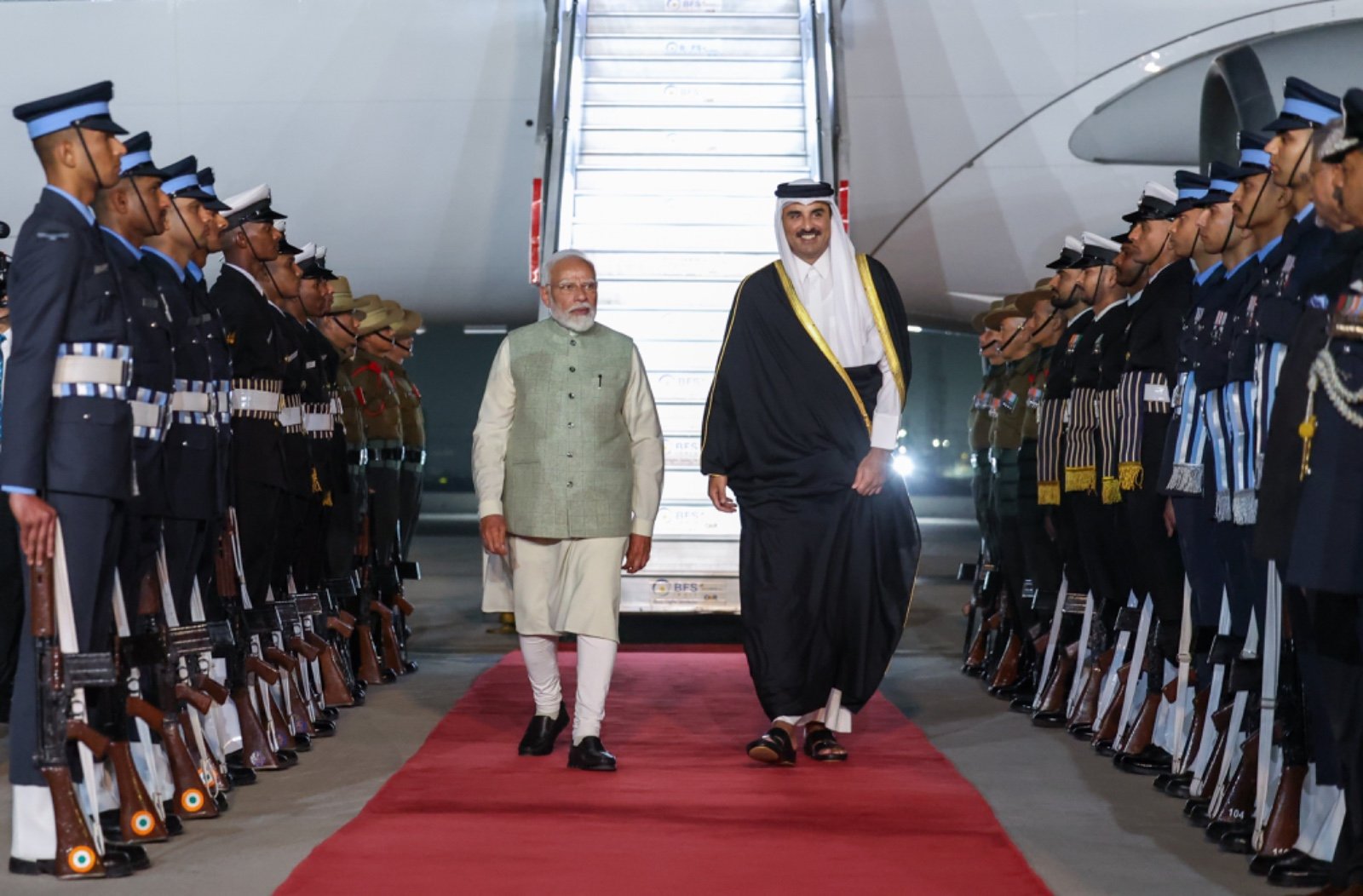 प्रधानमंत्री मोदी ने नई दिल्ली पहुंँचे क़तर के अमीर शेख तमीम बिन हमद अल-थानी की अगवानी की