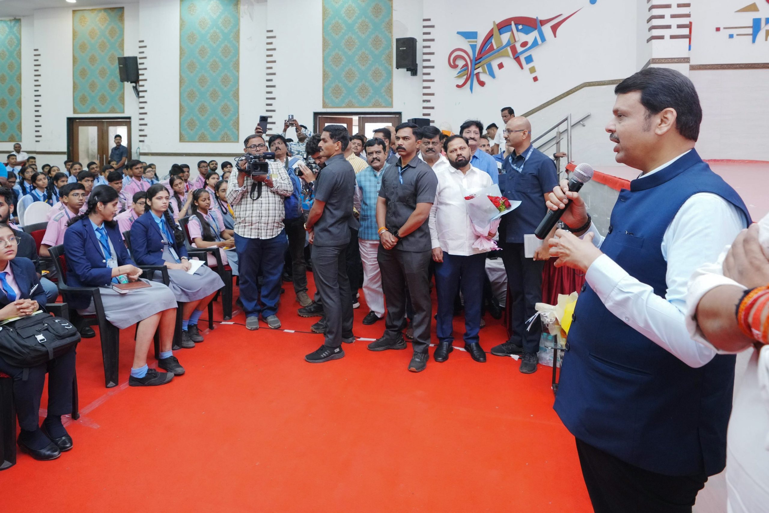महाराष्ट्रः मुख्यमंत्री देवेन्द्र फडणवीस ने प्रधानमंत्री के ‘परीक्षा पे चर्चा’ कार्यक्रम के सजीव प्रसारण में स्कूली छात्रों के साथ भाग लिया
