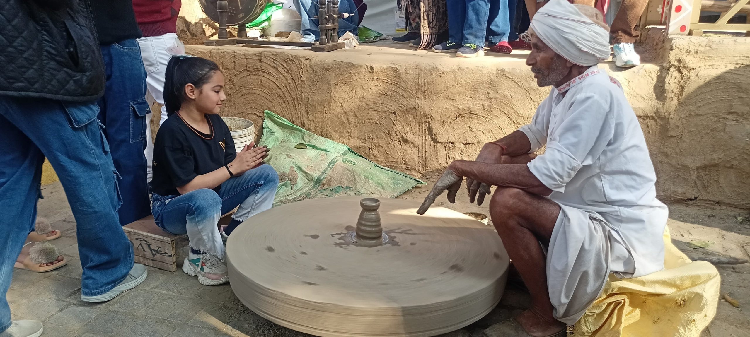 हरियाणा के फरीदाबाद में आयोजित 38वें सूरजकुंड अंतर्राष्ट्रीय शिल्प मेले में देशभर से बड़ी संख्या में लोग पहुंच रहे हैं