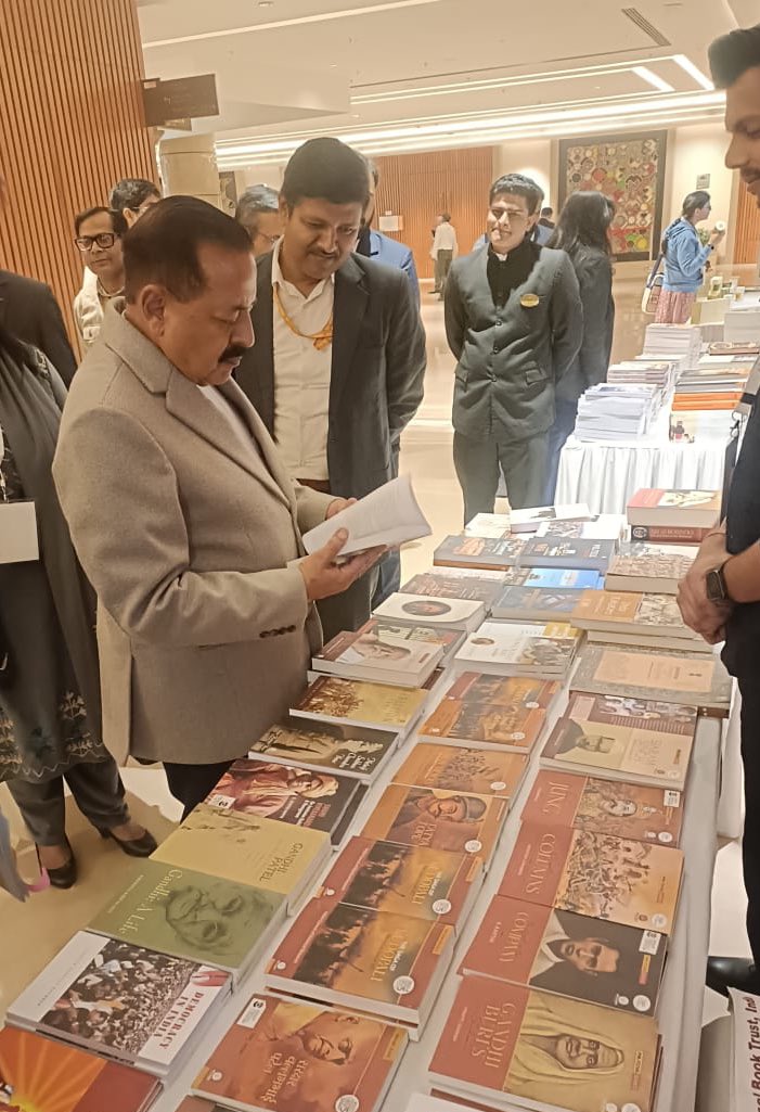 डॉ. जितेंद्र सिंह ने आईआईएएस-डीएआरपीजी इंडिया कॉन्फ्रेंस में नेशनल बुक ट्रस्ट के स्टॉल का दौरा किया