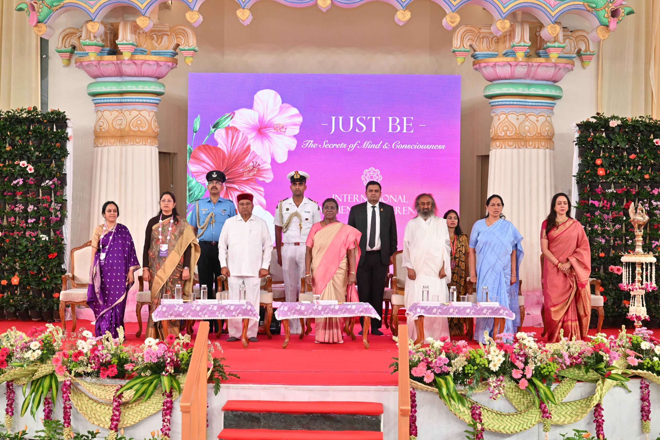 राष्ट्रपति द्रौपदी मुर्मु ने बेंगलुरु में आयोजित 10वें अंतर्राष्ट्रीय महिला सम्मेलन के उद्घाटन सत्र में भाग लिया