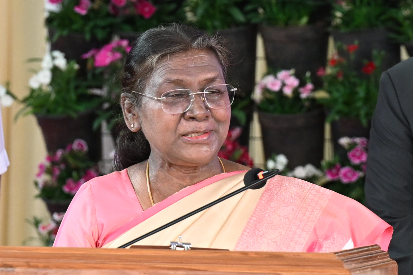 राष्ट्रपति द्रौपदी मुर्मु ने महिलाओं से बाधाएंँ तोड़ने और रूढ़ियों को चुनौती देनी का आह्वान किया