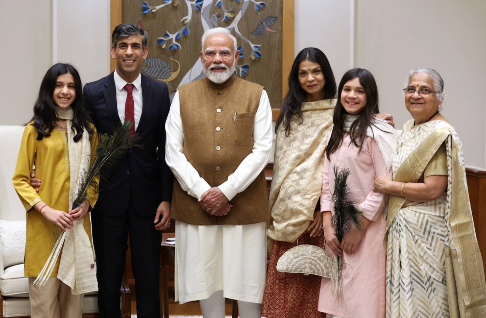 इंग्‍लैंड के पूर्व प्रधानमंत्री ऋषि सुनक ने अपने परिवार के साथ नई दिल्‍ली में प्रधानमंत्री नरेन्‍द्र मोदी से मुलाकात की