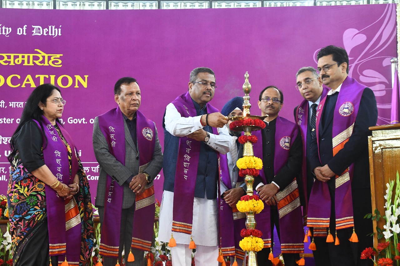 दिल्ली विश्वविद्यालय के 101वें दीक्षांत समारोह में शामिल हुए शिक्षा मंत्री धर्मेन्द्र प्रधान