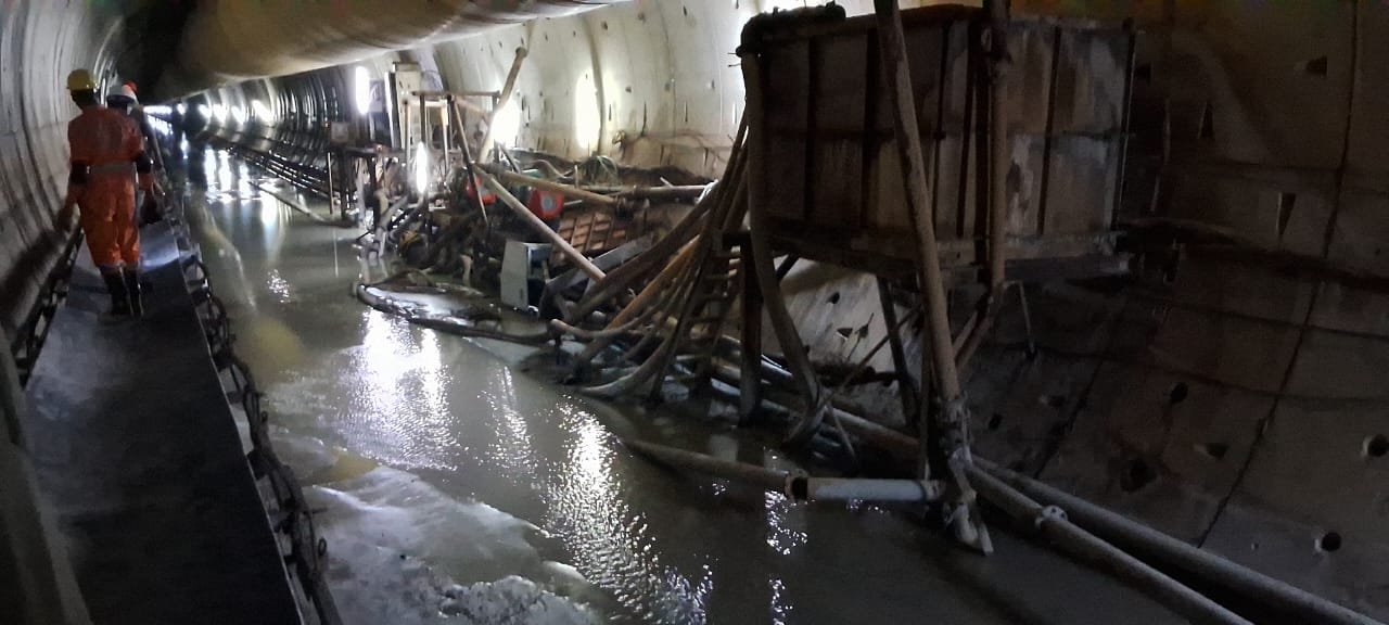 تلنگانہ میں نگرکرنول کی ایک سرنگ میں پھنس جانے والے آٹھ کارکنوں کو نکالنے کیلئے فوج طلب کرلی گئی ہے۔