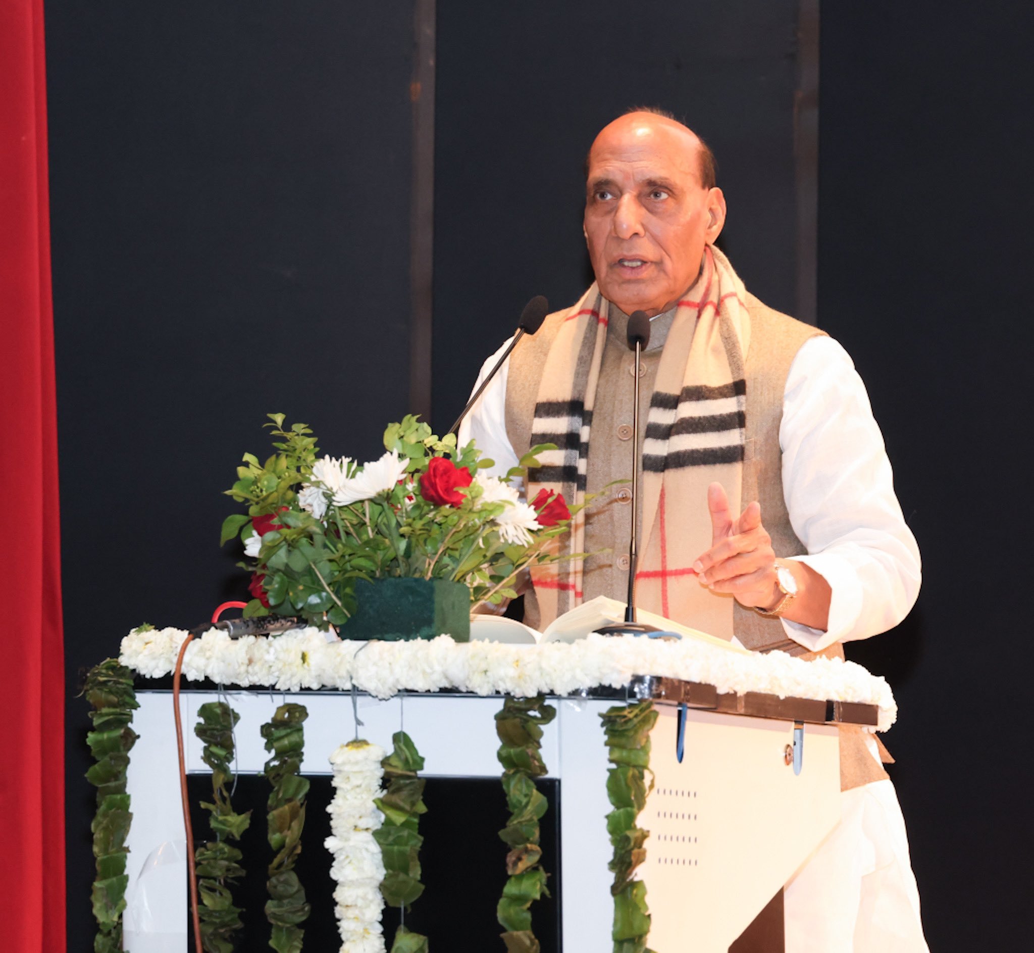 रक्षा मंत्री राजनाथ सिंह ने यांत्रिक मेधा का उपयोग करके रक्षा क्षेत्र में नए शोध का आह्वान किया