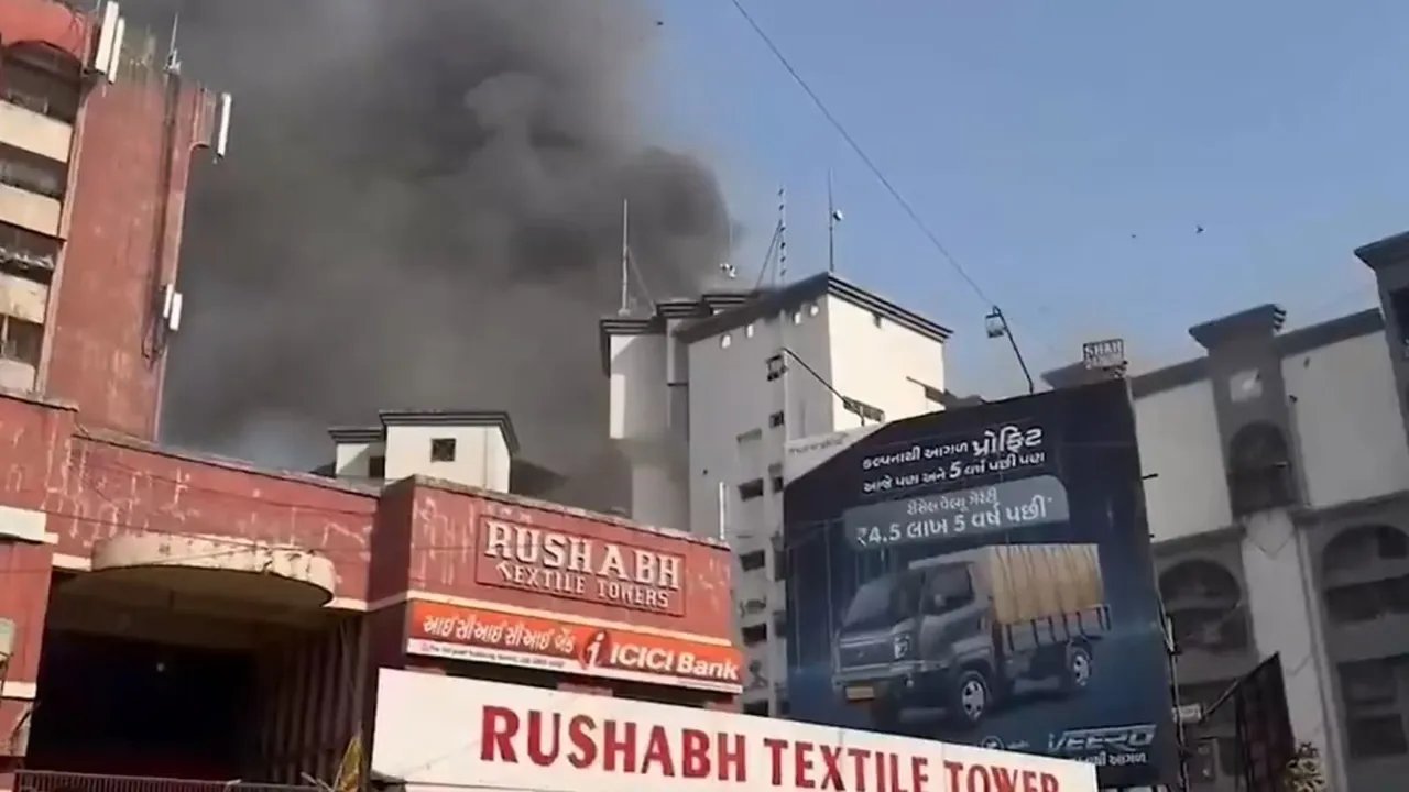 गुजरातः सूरत में चार मंजिला कपड़ा मार्केट में लगी आग