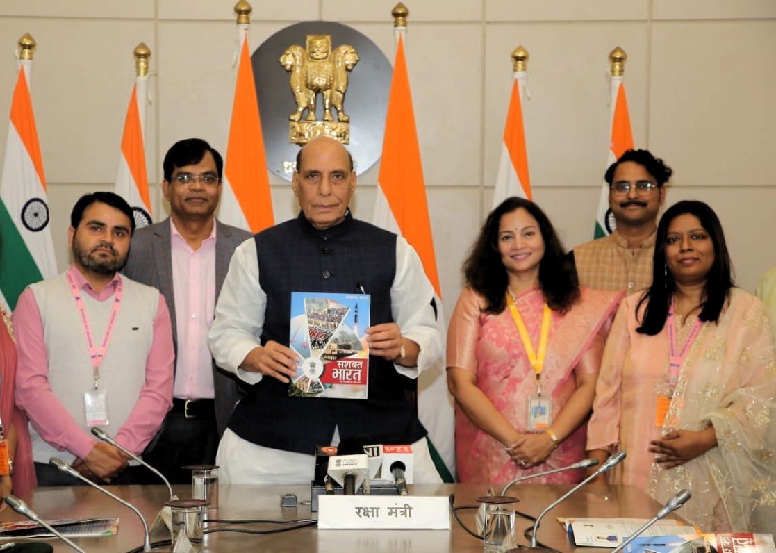 रक्षा मंत्री राजनाथ सिंह ने हिंदी को अपनाने और इसके उपयोग को बढ़ाने की आवश्‍यकता पर बल दिया