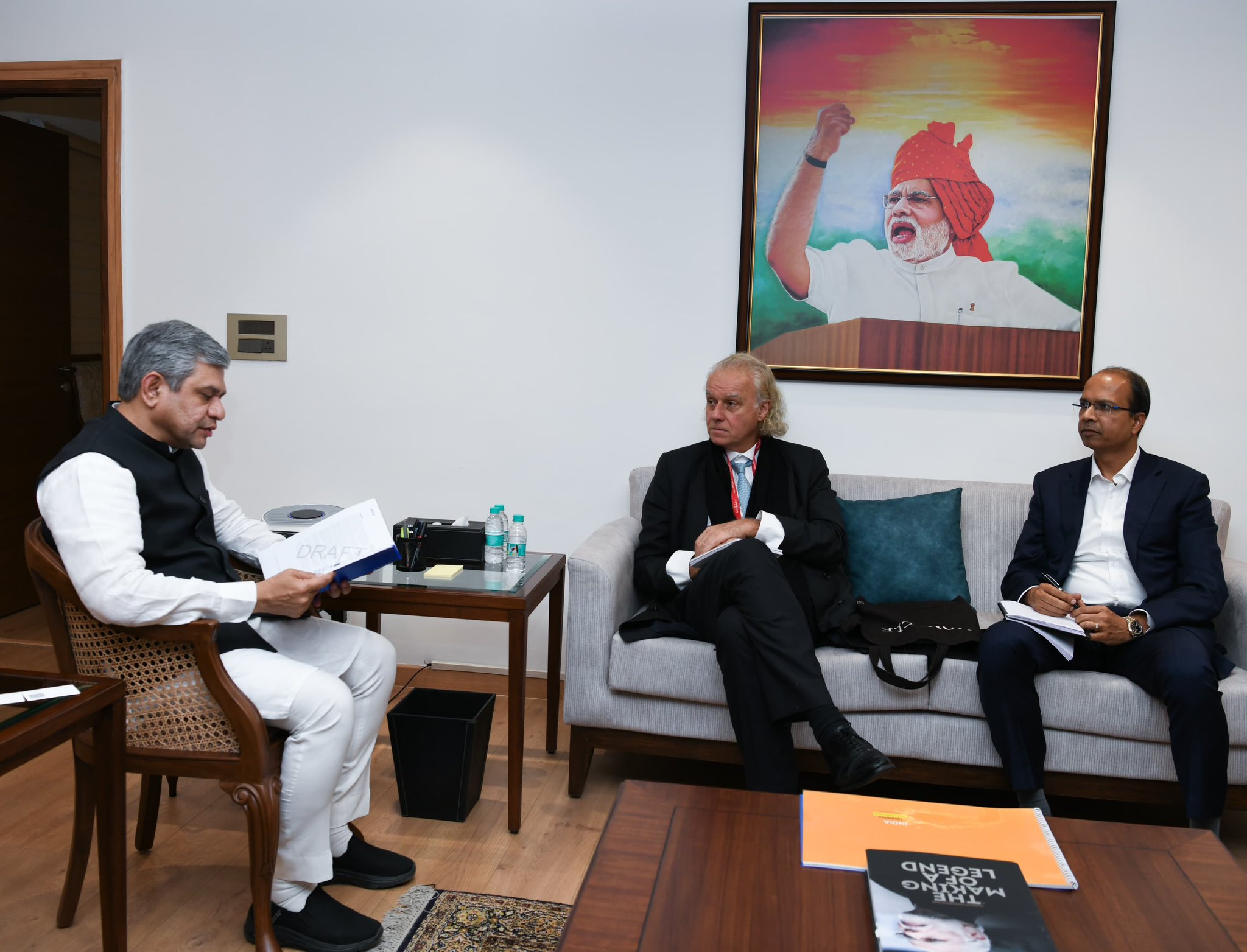 केंद्रीय मंत्री अश्विनी वैष्णव ने जेफ़रीज़ में इक्विटी रणनीति के वैश्विक प्रमुख क्रिस्टोफर वुड से मुलाकात की