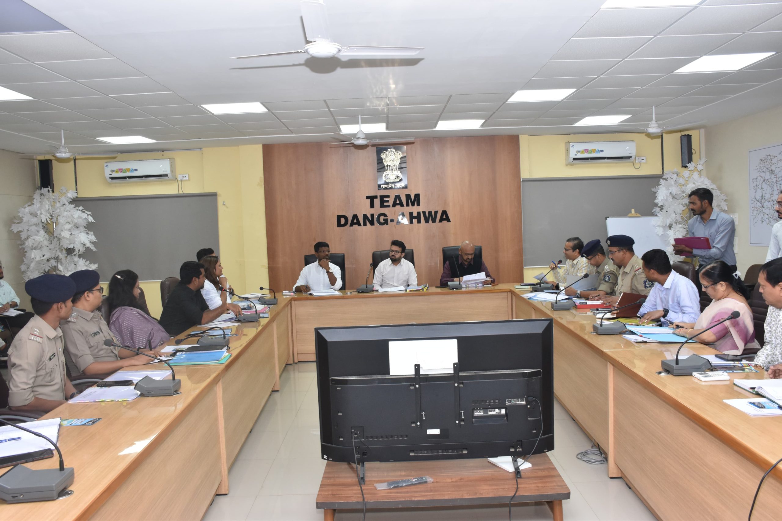 ‘ડાંગ દરબાર’ના ઐતિહાસિક લોકમેળાને લઈ ડાંગ જિલ્લા વહીવટી તંત્રે સમગ્ર લોકમેળાને વધુ લોકભોગ્ય બનાવવા, તૈયારીઓ આરંભી દીધી