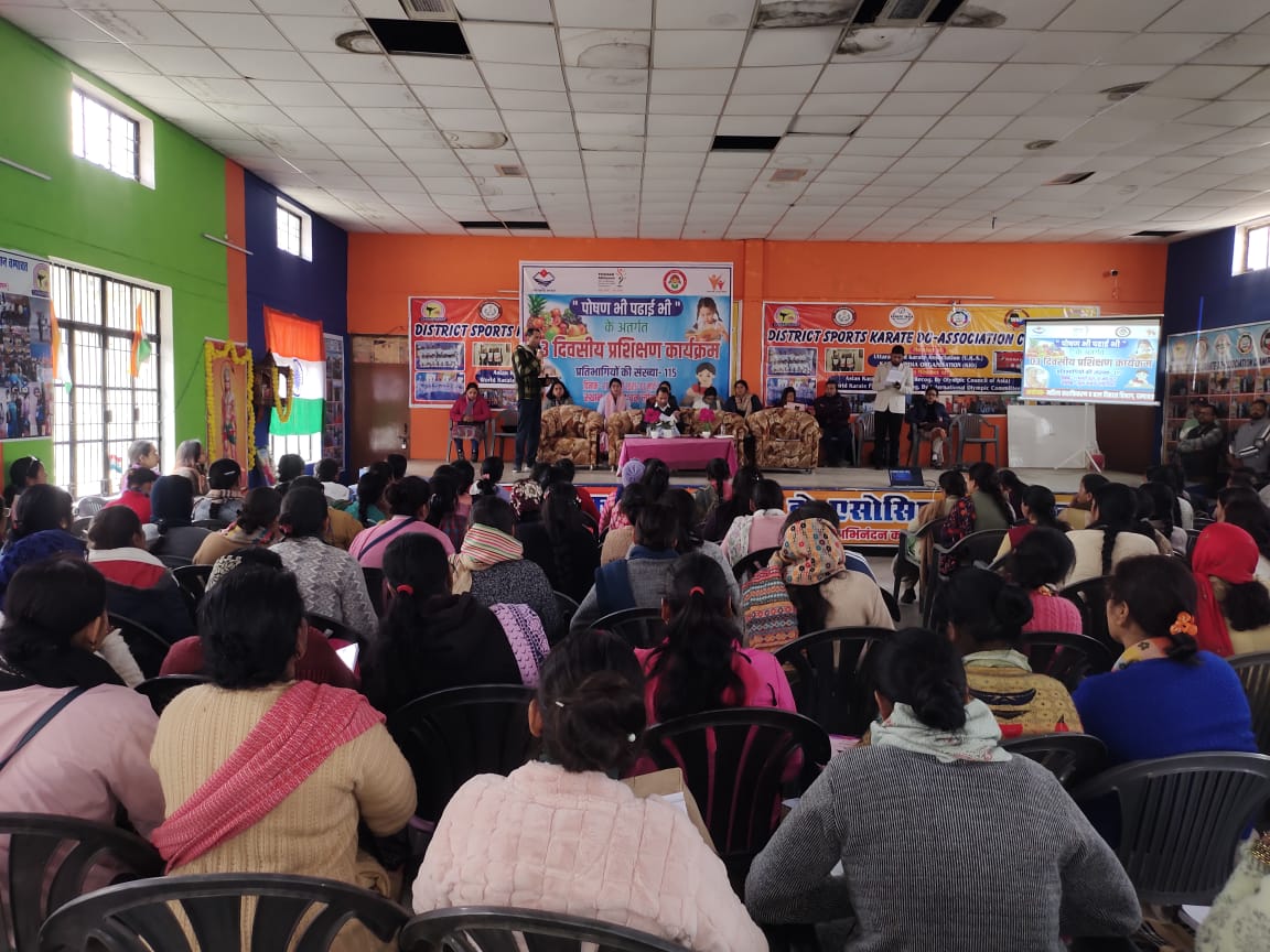 लोहाघाट में ‘‘पोषण भी-पढ़ाई भी अभियान‘‘ के तहत आंगनवाड़ी कार्यकत्रियों को दिया जा रहा प्रशिक्षण