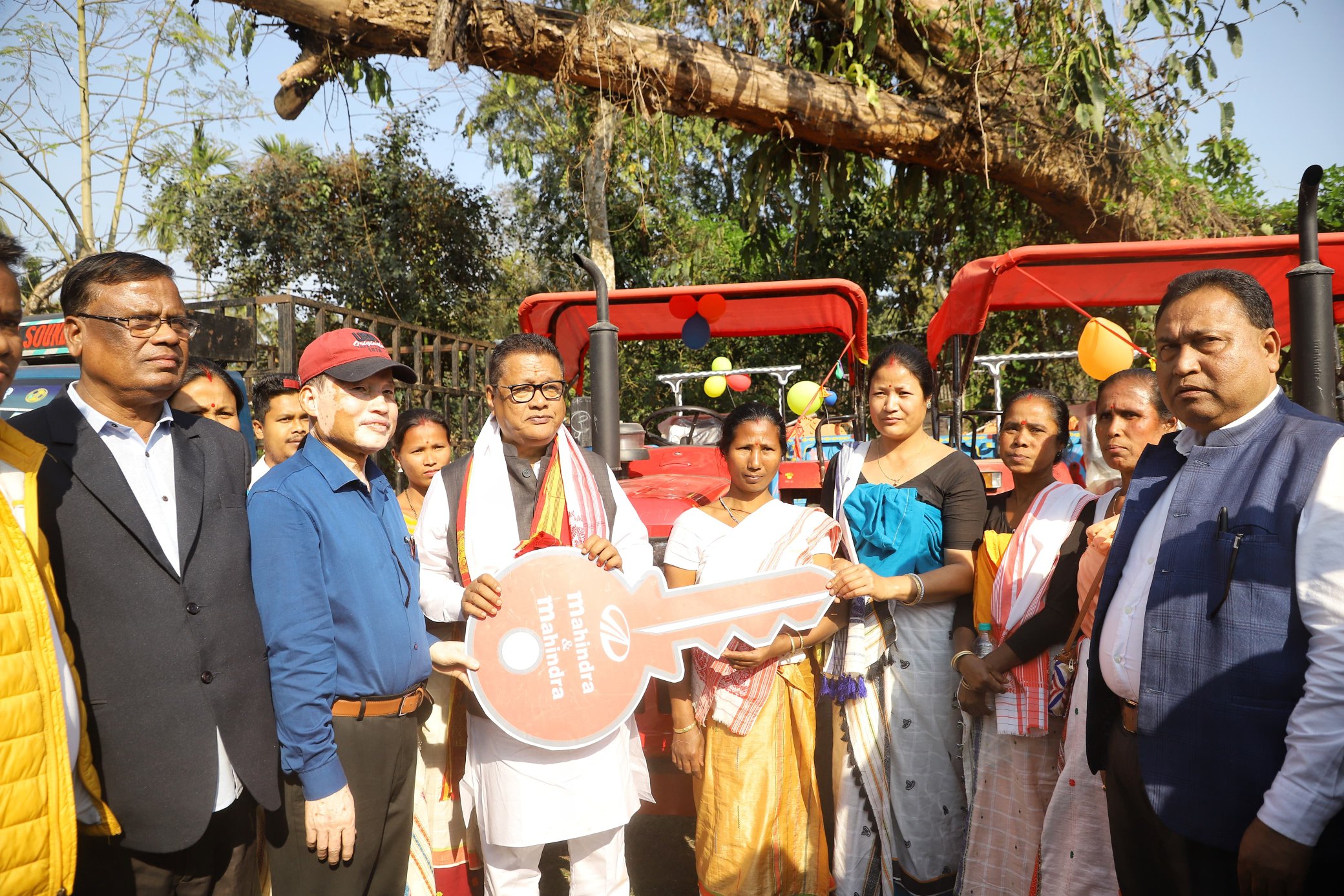 ধেমাজিত কৃষি সামগ্ৰী বিতৰণ কাৰ্যসূচীত মন্ত্রী ডাঃ ৰণোজ পেগুৰ অংশ