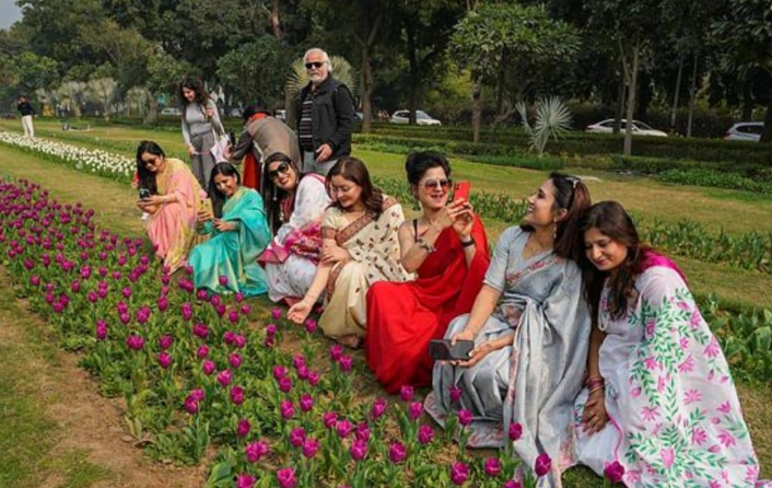 दिल्ली के उपराजयपाल विनय कुमार सक्सेना और भारत में नीदरलैंड की राजदूत मारिसा जेरार्ड्स ने ट्यूलिप उत्सव में भाग लिया