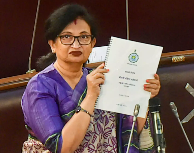 पश्चिम बंगालः विधानसभा में राज्‍य की वित्‍त मंत्री चंद्रिमा भट्टाचार्य ने बजट पेश किया