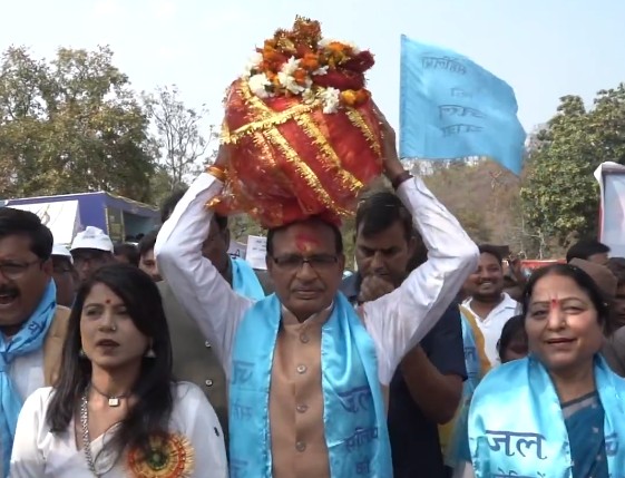 केंद्रीय मंत्री शिवराज सिंह चौहान ने वाटरशेड यात्रा और जल सहेलियों की जल यात्रा समापन कार्यक्रम में हिस्सा लिया