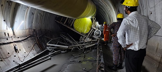 तेलंगाना में नगर कुरनूल जिले के दोमलापेंटा में श्रीसैलम लैफ्ट बैंक केनाल सुरंग परियोजना के भीतर फंसे लोगों को बाहर निकलने के लिए बचाव अभियान तेज