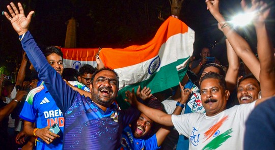 आई.सी.सी. चैंपियंस ट्रॉफी में पाकिस्तान से भारत की जीत पर देश और विदेश में जश्न का माहौल