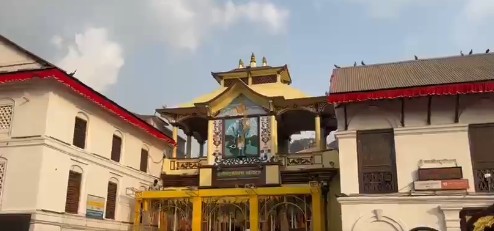 नेपाल में लाखों श्रद्धालु महाशिवरात्रि पर पशुपतिनाथ मंदिर में दर्शन करने के लिए कतार में लगे हैं