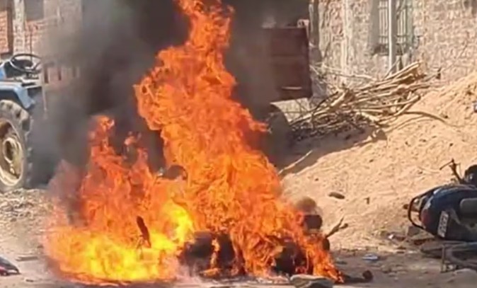 झारखंड के हजारीबाग में दो समुदायों के बीच हिंसक झड़प में करीब 12 लोग घायल, कई वाहन आग के हवााले