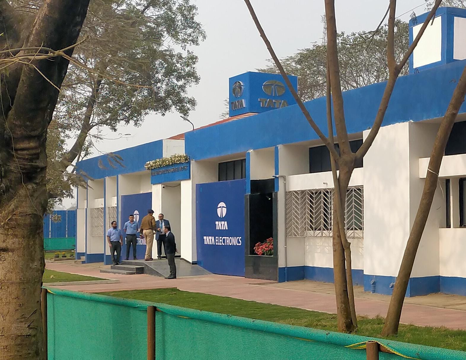 জাপানৰ প্রতিনিধি দলৰ টাটা ছেমিকণ্ডাক্টৰ প্ৰকল্প পৰিদৰ্শন