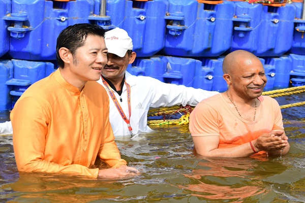 भूटान नरेश जिग्मे खेसर नामग्याल वांगचुक ने महाकुंभ में त्रिवेणी संगम पर पवित्र स्नान किया