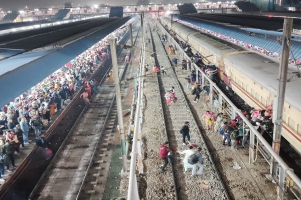 Railways Announces ₹10 Lakh Each for Families of Deceased in New Delhi Station Accident