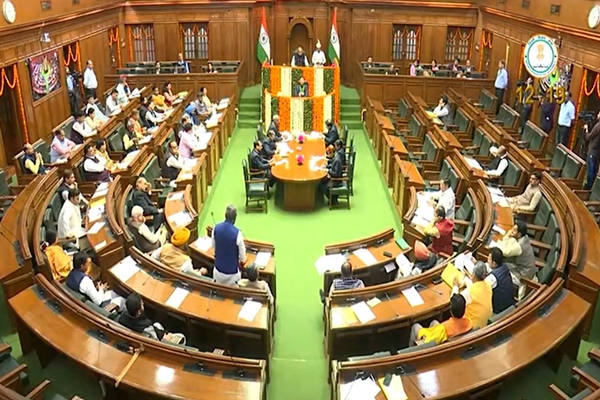 दिल्ली विधानसभा में पूर्व आम आदमी पार्टी सरकार की शराब नीति से संबंधित CAG रिपोर्ट पर चर्चा जारी