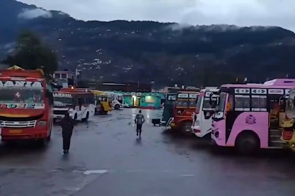 جموں و کشمیر میں، جموں خطّے میں کل بارش، مٹّی کے تودے کھسکنے اور اچانک سیلاب کے سبب پُنچھ ضلعے میں 3 افراد کے ہلاک ہونے، جبکہ 3 افراد کے Suran دریا میں بہہ جانے کا اندیشہ ہے۔