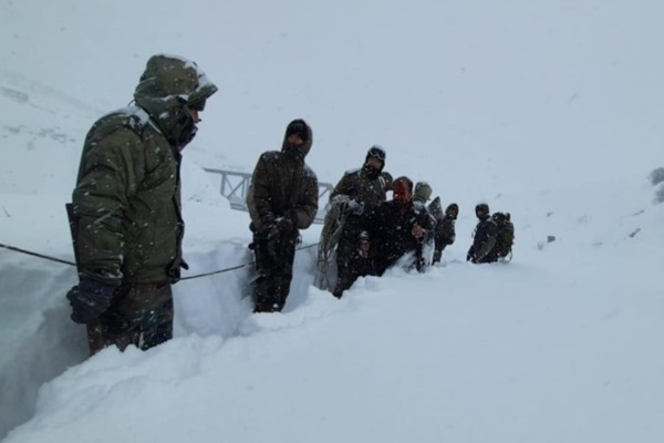 ઉત્તરાખંડના ચમોલી જિલ્લાના માના ગામ નજીક 57 કામદારો ભારે બરફના તોફાનમાં ફસાઈ ગયા હતા,તેમાંથી 16 લોકોને સુરક્ષિત રીતે બચાવી લેવામાં આવ્યા છે