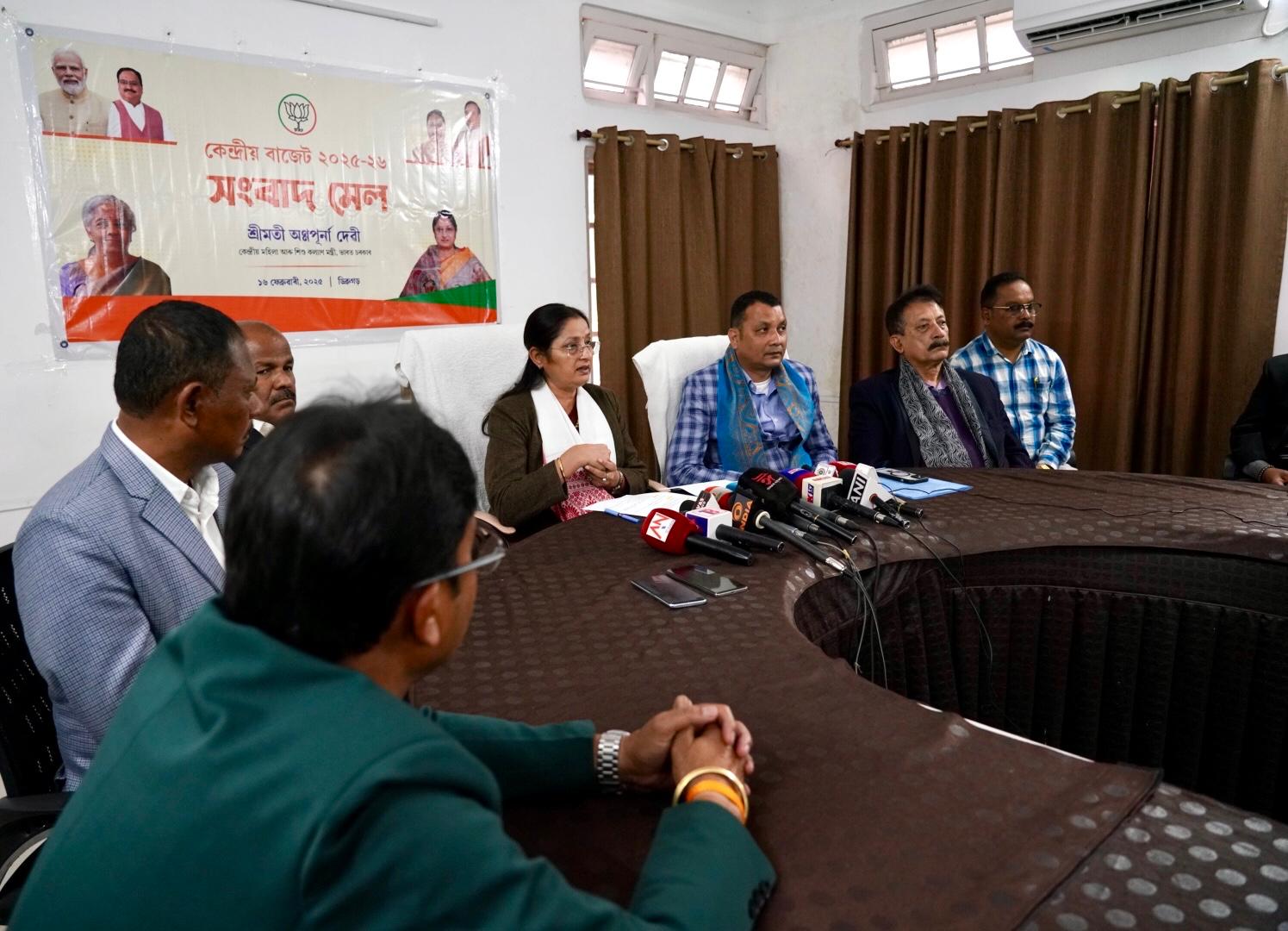 ডিব্ৰুগড়ত মহিলা আৰু শিশু কল্যাণ সম্পৰ্কীয় বিভিন্ন আঁচনিৰ বিষয়ে কেন্দ্ৰীয় মহিলা আৰু শিশু কল্যাণ দপ্তৰৰ মন্ত্ৰী অন্নপূর্ণা দেৱী যাদৱৰ পৰ্যালোচনা