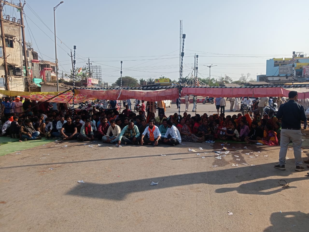 रायपुर-जबलपुर राष्ट्रीय राजमार्ग क्रमांक-तीस पर कवर्धा के कृषि मंडी के पास एक ट्रक ने मोटर साइकिल को टक्कर मारी