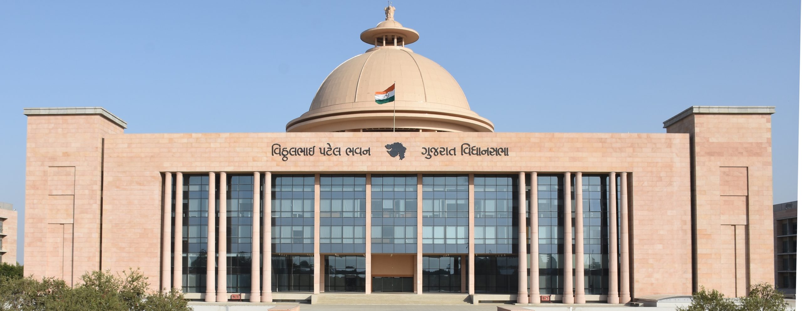 આજે વિધાનસભા ગૃહમાં પૂરપ્રકોપને કારણે રાજ્યના ખેડૂતો સહાય ચૂકવવા અને આદિવાસી વિદ્યાર્થીઓની શિષ્યવૃત્તિ બંધ કરવા અંગેનાં વિરોધ પક્ષે સવાલો પૂછ્યાં
