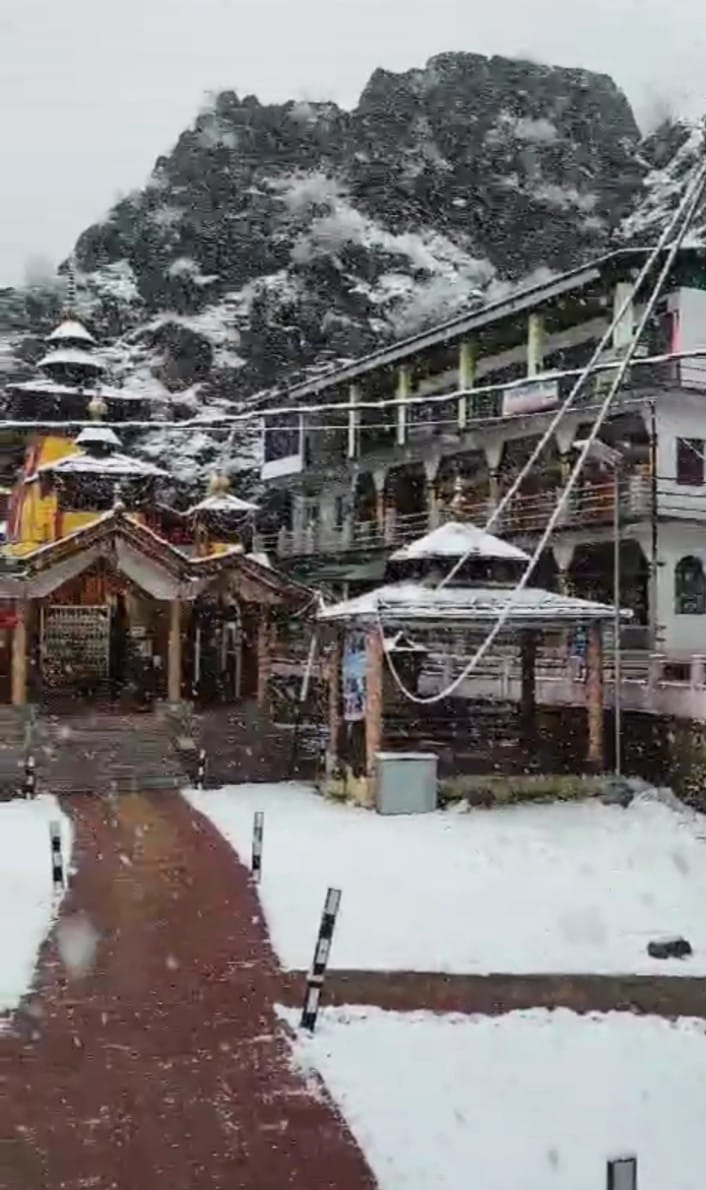 उत्तराखंड में बर्फबारी और बारिश से लौट आई ठंड
