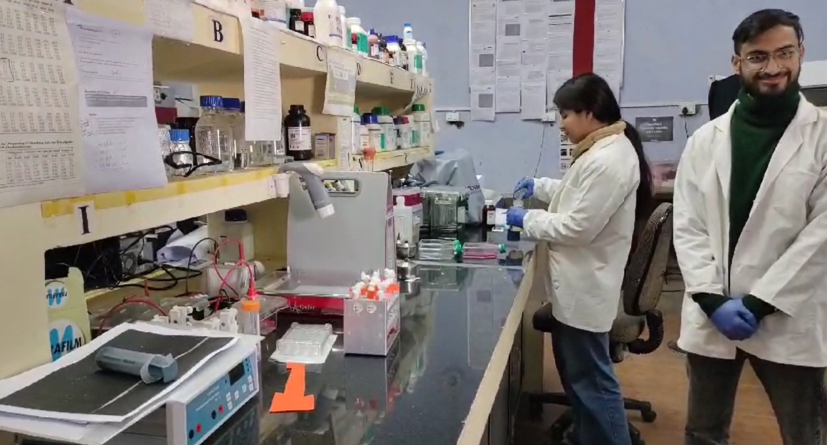 अल्मोड़ा के एस.एस.जे. विश्वविद्यालय और बी.एच.यू. के शोधकर्ताओं ने कम दुष्प्रभाव वाली कैंसर की दवा की खोज की