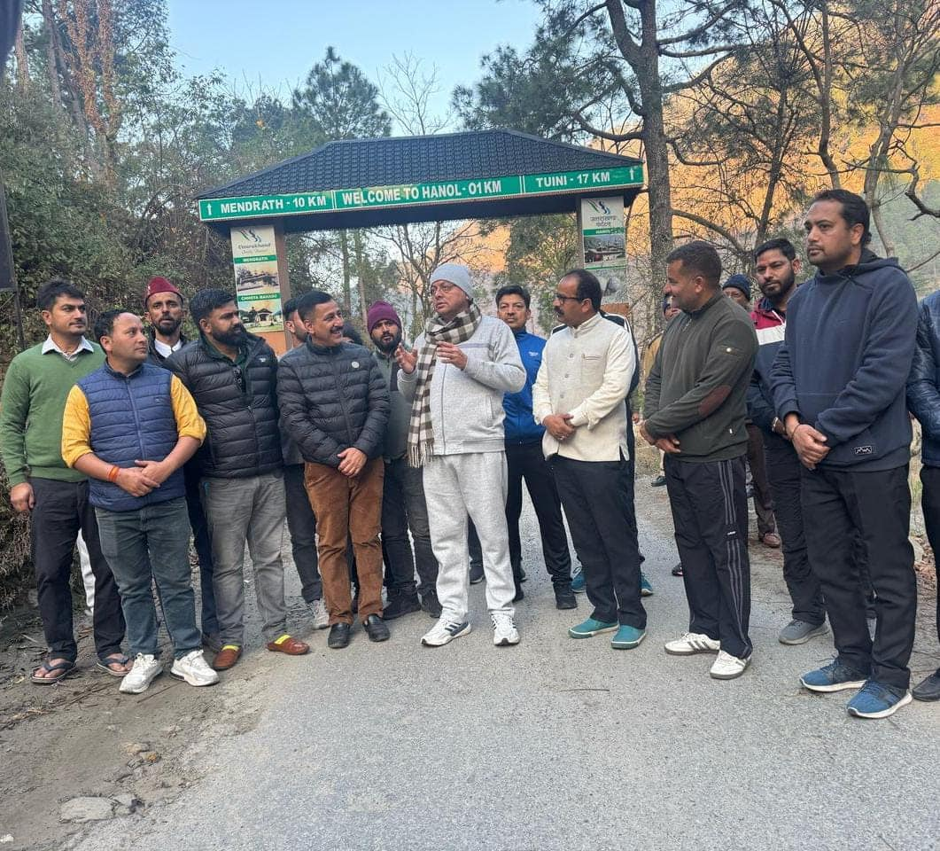 मुख्यमंत्री ने स्थानीय लोगों से सरकारी योजनाओं का लिया फीडबैक