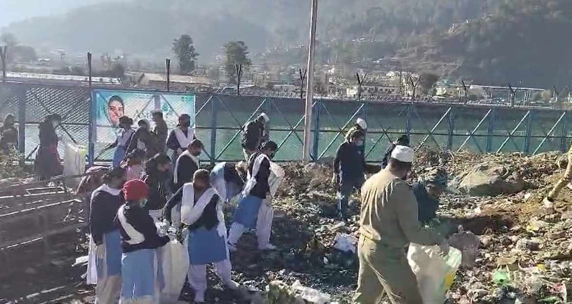 उत्तरकाशी में ज्ञानसू बैराज के किनारे गंगा नदी के पास सफाई अभियान चलाया गया