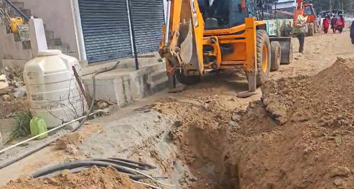 चम्पावत जिला मुख्यालय में बिजली लाइनां को भूमिगत  करने का काम शुरू