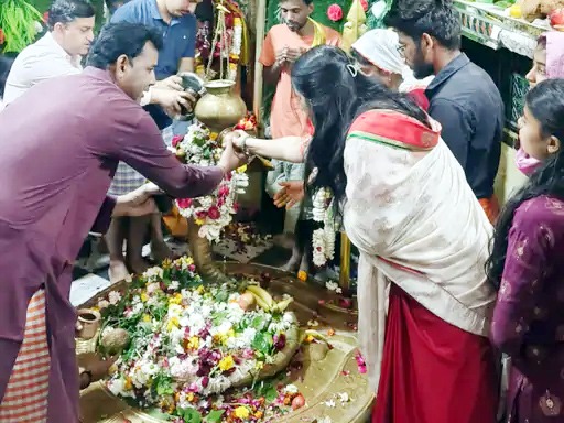 पूरे देश में श्रद्धा और आध्यात्मिक उत्साह के साथ मनाया जा रहा है महाशिवरात्रि का त्योहार