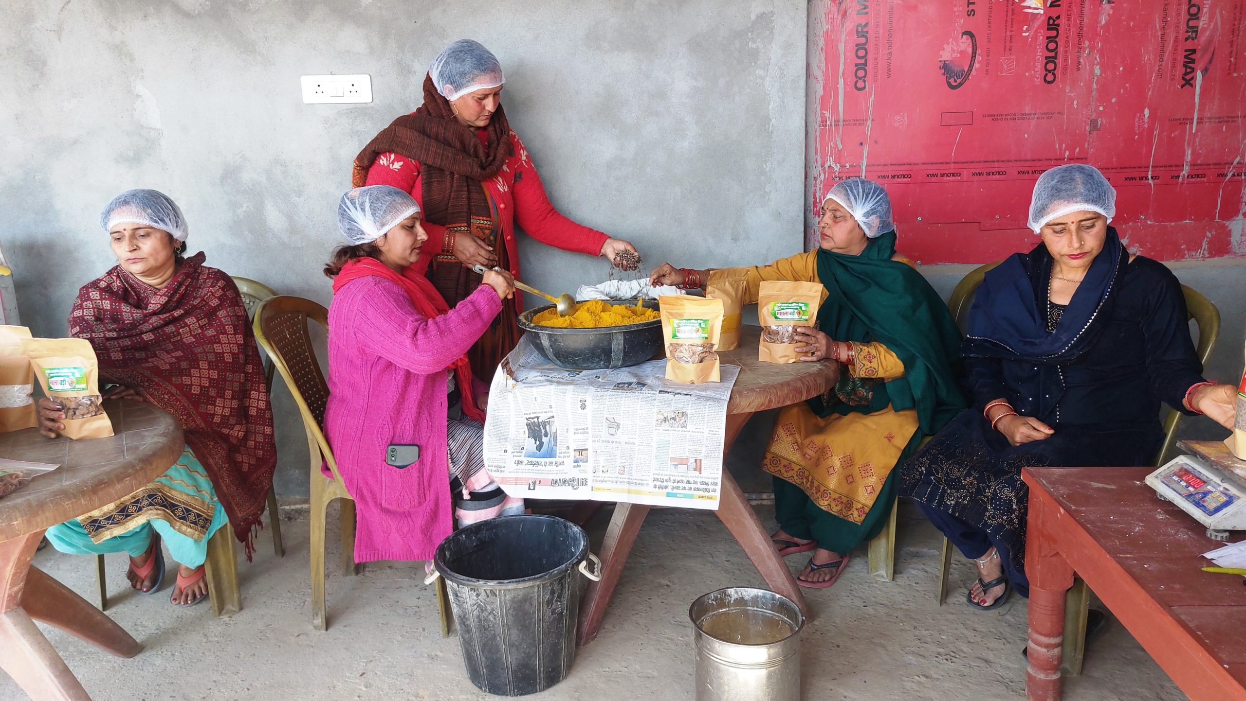 स्वयं सहायता समूहों से जुड़कर महिलाएं बन रही आर्थिक रूप से मजबूत