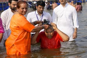 उपराष्ट्रपति जगदीप धनखड़ ने आज प्रयागराज में त्रिवेणी संगम में डुबकी लगाई