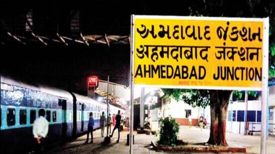રેલવે તંત્રની યુધ્ધના ધોરણે કામગીરીને કારણે અમદાવાદથી ખોરવાયેલો ટ્રેન વ્યવહાર વહેલી સવારથી પૂર્વવત થયો