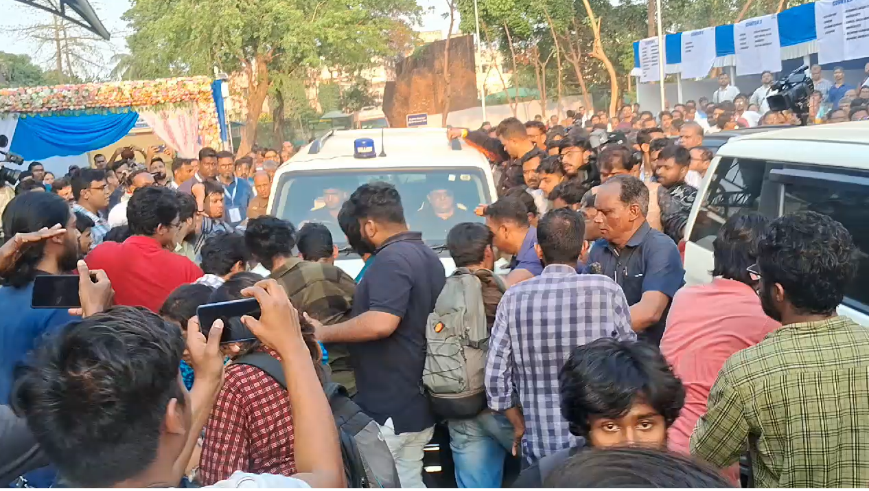 যাদবপুর বিশ্ববিদ্যালয়ে শাসক দল সমর্থিত কলেজ ও বিশ্ববিদ্যালয় শিক্ষক সমিতি ওয়েবকুপার সম্মেলনে যোগ দিতে এসে রাজ্যের শিক্ষামন্ত্রী ব্রাত্য বসু আজ তীব্র বিক্ষোভের মুখে পড়েন। বামপন্থী কয়েকজন ছাত্র আহত হয়েছেন বলে এস এফ আই অভিযোগ। ছাত্র সংসদ নির্বাচনের দাবিতে ছাত্র বিক্ষোভের জেরে উত্তপ্ত  যাদবপুর বিশ্ববিদ্যালয় চত্ত্বর।