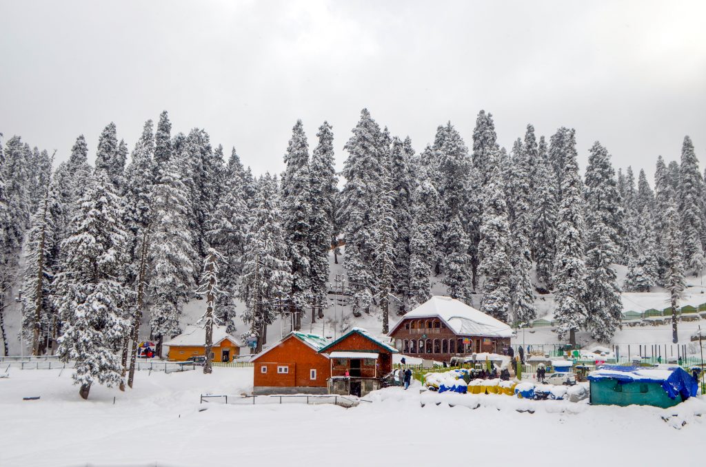 कश्मीर के कई इलाकों में कल बर्फबारी और कुछ अन्‍य हिस्सों में हुई हल्की से मध्यम वर्षा