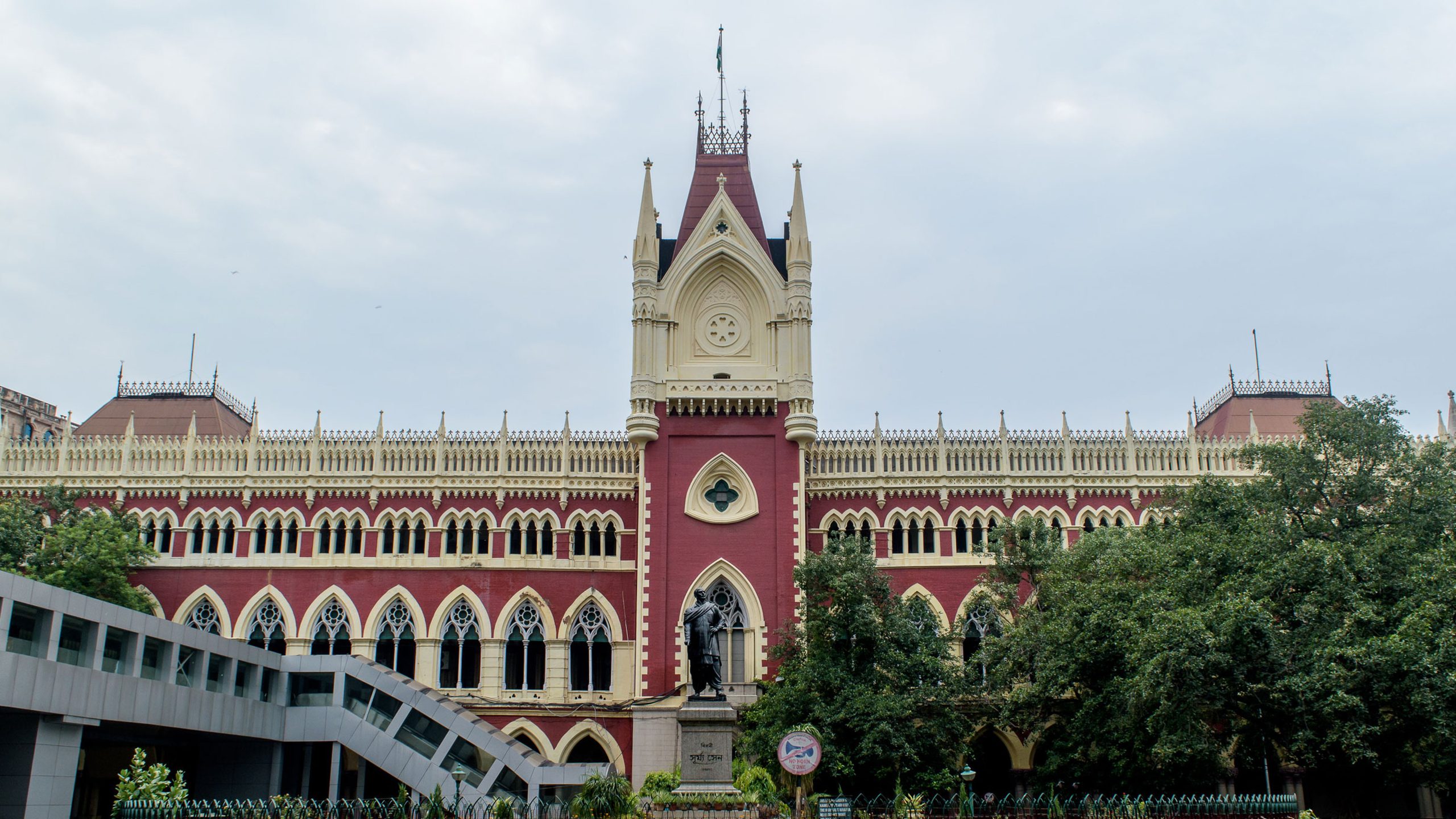কলকাতা হাইকোর্টের অনুমতি ছাড়া, যাদবপুর বিশ্ববিদ্যালয়ে রাজনৈতিক সংগঠন মিটিং – মিছিল করতে পারবে না বলে আদালত যে নির্দেশ দিয়েছিল, তা প্রত্যাহার করে নিয়েছেন বিচারপতি তীর্থঙ্কর ঘোষ।