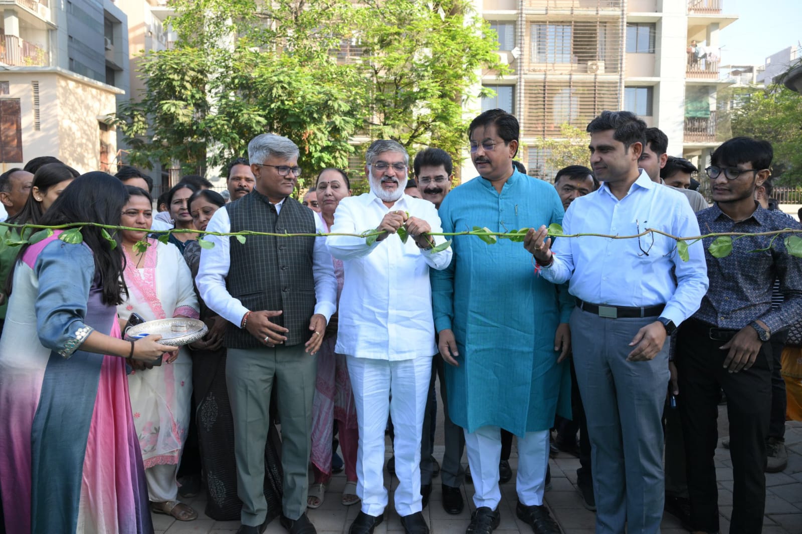 રાજ્યના વન અને પર્યાવરણ મંત્રી મુળુ બેરાએ અમદાવાદના પ્રહલાદનગર ખાતે કોમ્યુનિટી અર્બન ફોરેસ્ટનું લોકાર્પણ કર્યું.