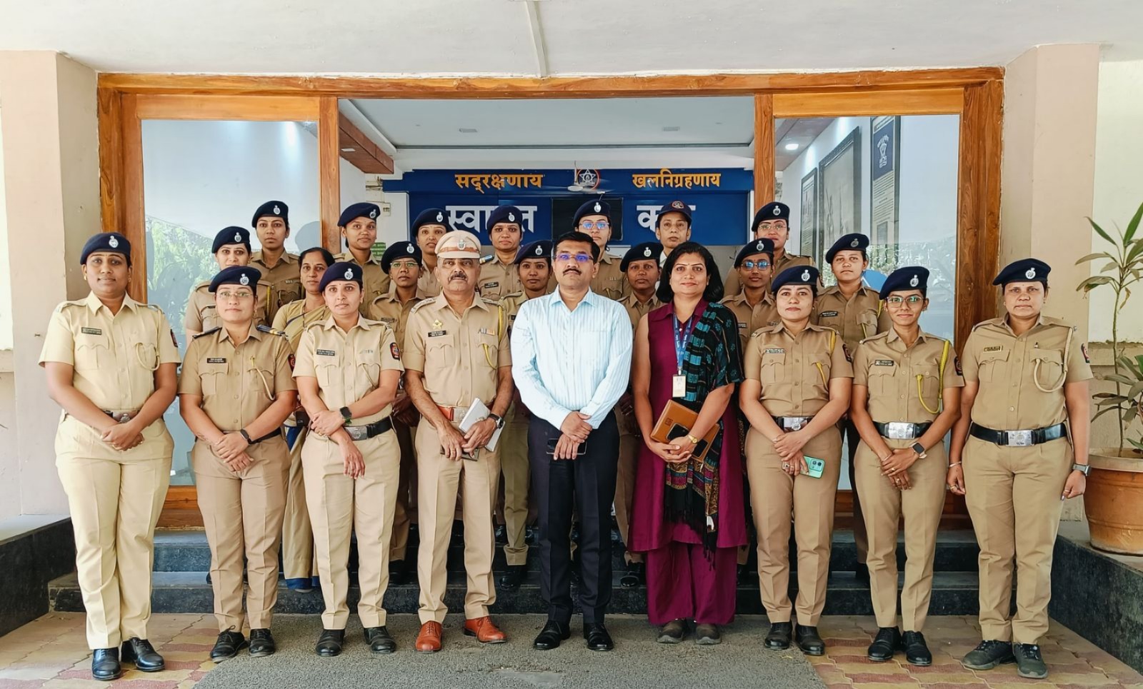 २१ महिला पोलीस अंमलदारांना धुळ्यात कॉप ऑफ द मंथ पुरस्कार